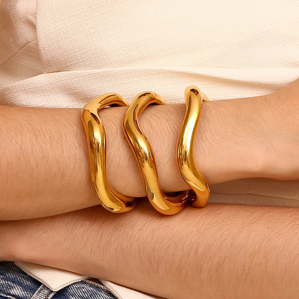 Semi-Open Curved Bracelet