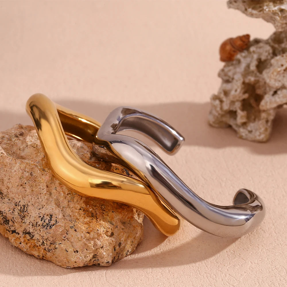 Semi-Open Curved Bracelet