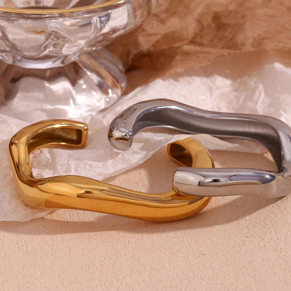 Semi-Open Curved Bracelet