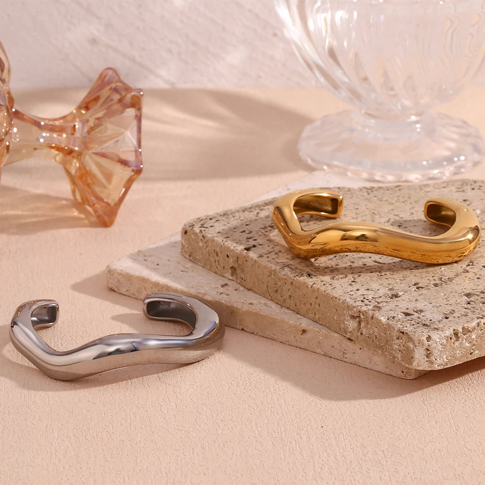 Semi-Open Curved Bracelet